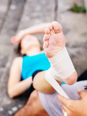 Close up van voet die ingetapet wordt